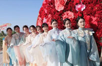 菏泽爱福医院护士‘仙女’游醉牡丹