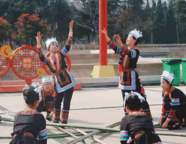 苗童踏青竹